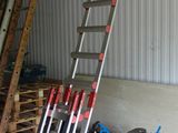 une échelle appuyée contre un mur