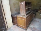 un vieux meuble en bois dans le coin d'une pièce