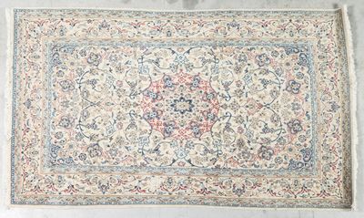 un tapis persan antique avec un motif floral sur fond blanc