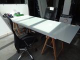 une table blanche avec une chaise noire devant