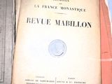 plusieurs livres sont empilés sur une table