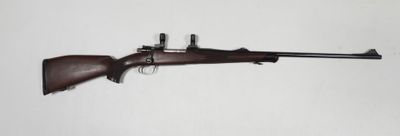 un fusil avec un canon en bois sur fond blanc
