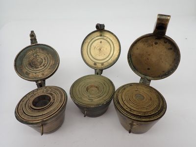 quatre récipients en laiton ancien avec leurs couvercles