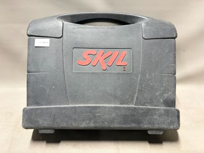 a small gray tool box with the word skil on it