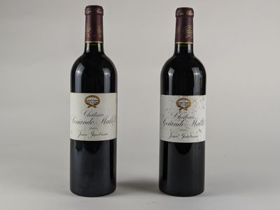 deux bouteilles de vin rouge posées l'une à côté de l'autre sur une table