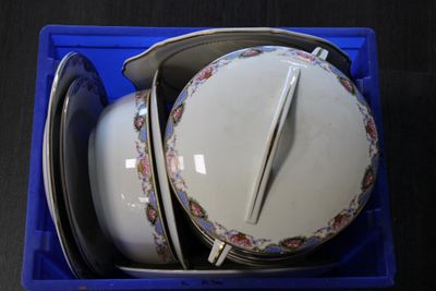 Lot de vaisselle dépareillée en porcelaine, à décor de fleur…