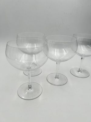 trois verres à vin vides posés sur une table blanche