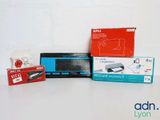 trois boîtes contenant des appareils électroniques posées sur une table