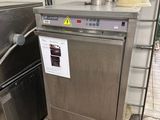 un lave-vaisselle en acier inoxydable installé dans une cuisine, à côté d'une cuisinière
