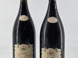 deux bouteilles de vin rouge posées l'une à côté de l'autre sur une table