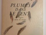 un livre sur lequel figure l'image d'un bouquet de plumes
