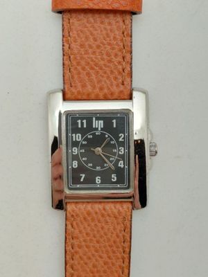 gros plan d'une montre-bracelet à cadran noir