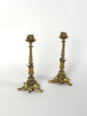 paire de bougeoirs anciens en laiton ornés de fleurs et de feuilles