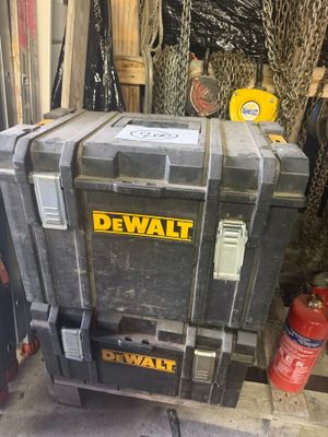 une boîte à outils qui se trouve dans le garage