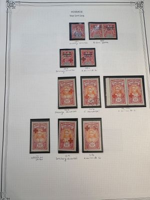 une image d'une collection de timbres sur une table