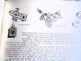 un livre ouvert sur lequel figure le dessin d'un cheval et d'une calèche