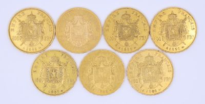 six types différents de pièces d'or sur une surface blanche