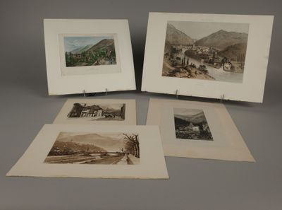 trois photos encadrées représentant un village et un village avec une montagne en arrière-plan