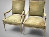 paire de fauteuils de style Louis XVI avec accoudoirs rembourrés