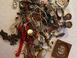 une pile de bijoux assortis sur une table