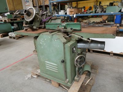 a machine that is sitting on a pallet in a warehouse