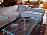 une table basse en verre au milieu du salon
