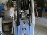 un réservoir haute pression bleu et blanc dans un garage
