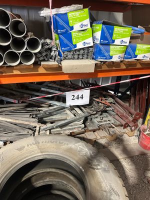 beaucoup de tuyaux et de tubes sur les étagères