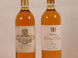 deux bouteilles de vin posées l'une à côté de l'autre sur une surface blanche