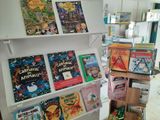 de nombreux livres pour enfants sur les étagères de la pièce