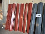 de nombreux morceaux de bois rouges, blancs et bleus dans un entrepôt