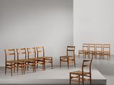 un ensemble de chaises en bois dans une pièce au sol blanc
