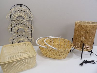 Deux paniers et une lampe sont posés sur une table