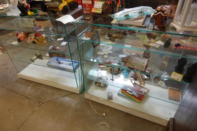 une vitrine remplie de jouets et d'autres objets