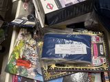 un plateau blanc posé par terre, rempli d'objets divers