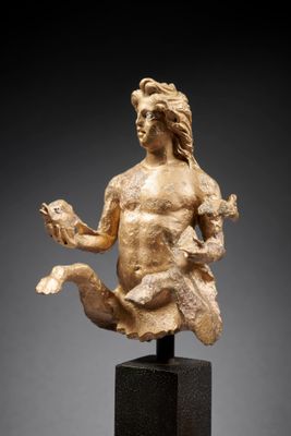 une statue en bronze d'une femme tenant un oiseau sur un piédestal