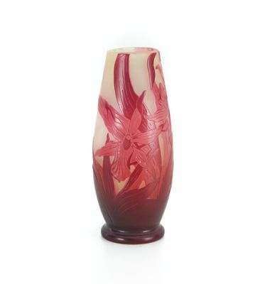un vase orné d'un motif rouge et blanc