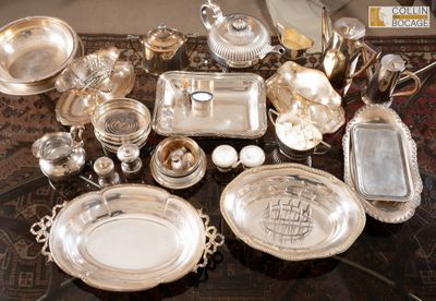 une table sur laquelle se trouvent de nombreux objets en argent