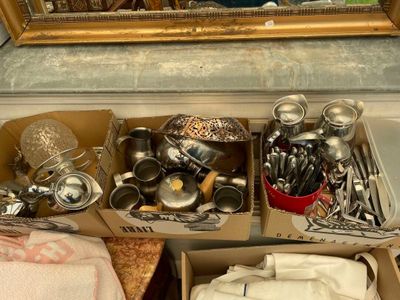 beaucoup de couverts dans une boîte posée sur le comptoir