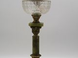 une lampe de table ancienne en bronze et en verre, surmontée d'un oiseau