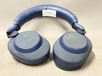 Le casque est bleu et gris, avec une étiquette blanche dessus.