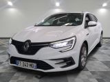 la voiture blanche est garée sur un sol en damier dans le garage