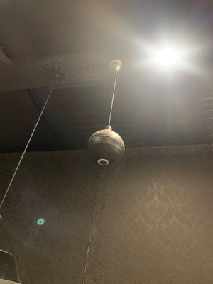 deux lampes suspendues au plafond de la salle de bains