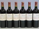 six bouteilles de vin sont alignées dans une rangée