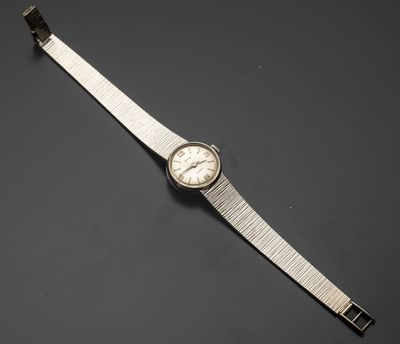une montre-bracelet argentée avec un cadran blanc et un bracelet argenté