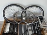 une caisse en bois remplie de matériel électronique et d'une roue de vélo