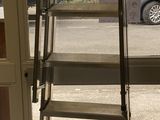 une échelle posée devant une fenêtre