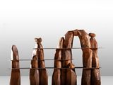 quatre sculptures en bois posées sur une table