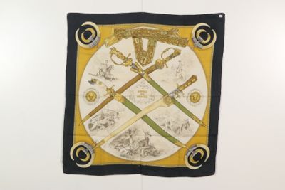 une écharpe accrochée au mur, sur laquelle figure un blason