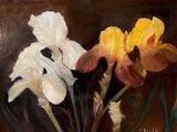 un tableau représentant trois fleurs dans un vase posé sur une table